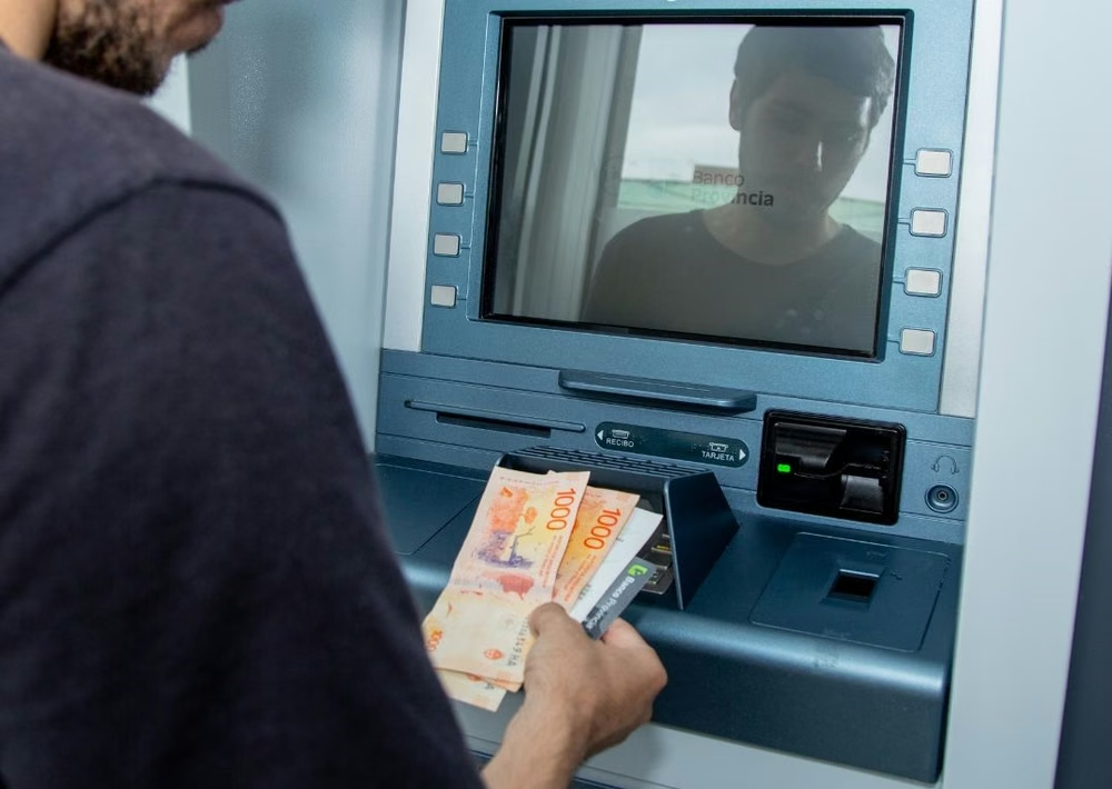 Dos de cada tres argentinos se quedan sin dinero antes del día 20, según una consultora