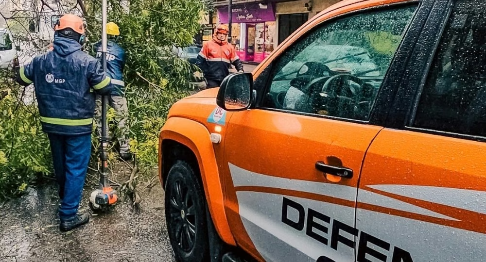 Suspendieron las clases en Necochea y Mar del Plata por las fuertes lluvias y el viento