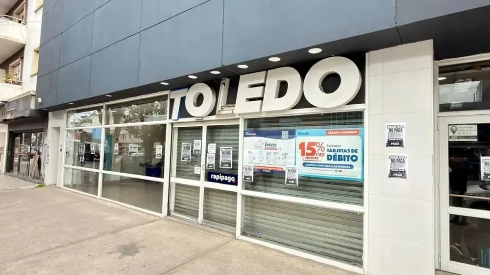 Toledo profundiza su crisis: vendió tres supermercados y negocian el traspaso de la cadena