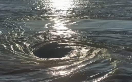Un impactante remolino sorprendió a un grupo de pescadores en el río Paraná frente a Villa Constitución