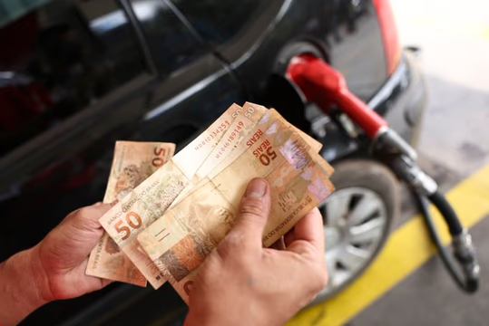 Brasil: Gobierno busca contener alzas "abusivas" en precios de combustibles