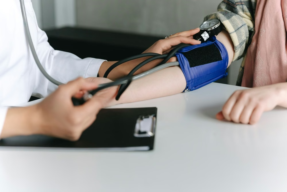 Salud cardiovascular: solo la mitad de los hipertensos está bajo tratamiento y apenas el 10% logra controlar su presión