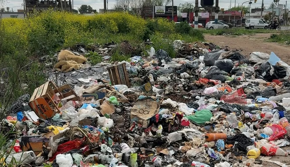 La Plata: vecinos denuncian un basural en Villa Elvira y reclaman una limpieza urgente
