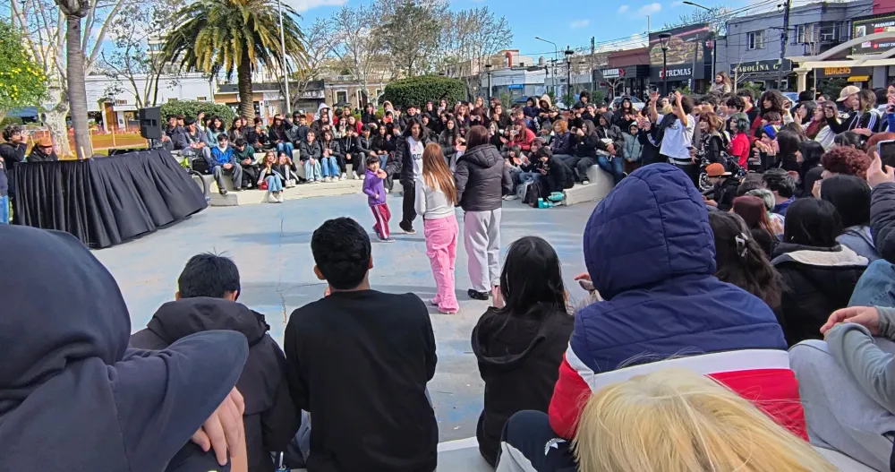 Más de 200 jóvenes participaron de una batalla de “farmear aura” en Pilar