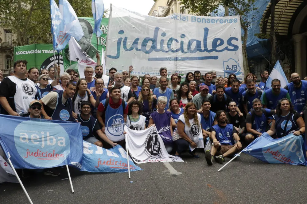 Crece la presión de estatales para que Kicillof convoque a paritarias