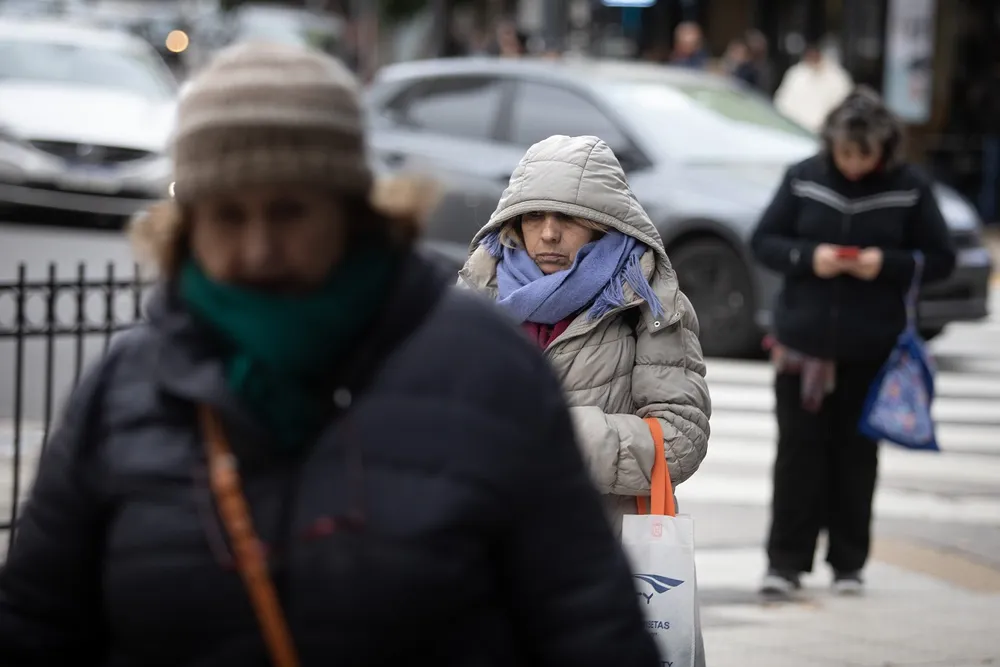 El frío seguirá en el centro del país y una sudestada traerá otro descenso térmico
