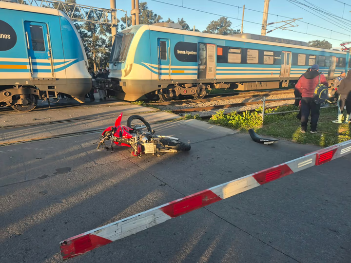 Cruzó en moto con la barrera baja y murió al ser atropellado por una formación del tren Roca en City Bell