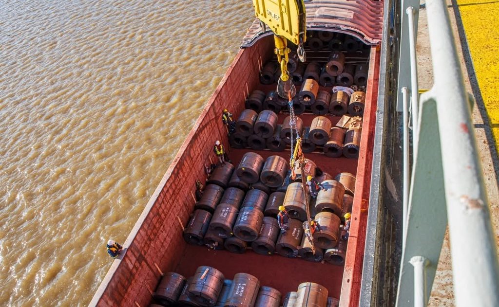 Siderúrgicos reclaman al gobierno de Milei medidas de protección contra el acero y los productos importados