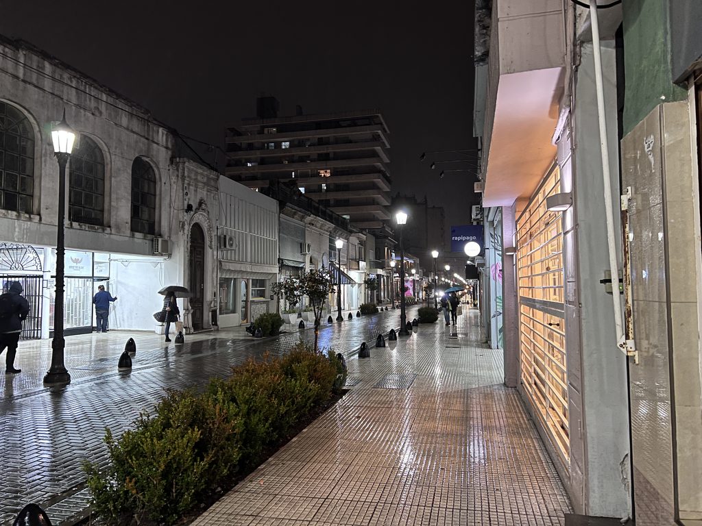 El SMN lanzó una alerta amarilla para este sábado en la ciudad: prevén tormentas fuertes, granizo y hasta 50 milímetros de lluvia