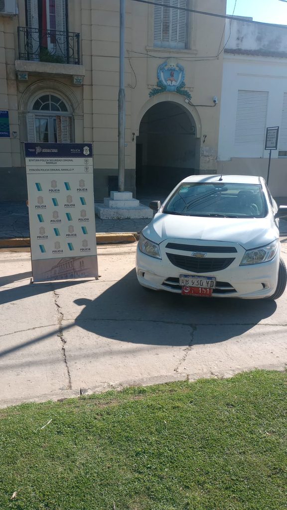 Allanaron dos viviendas en Santa Fe por un hurto de ropa en un comercio de Ramallo: secuestraron un automóvil
