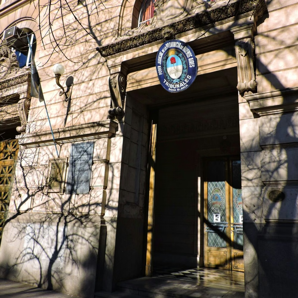 Bahía Blanca: prisión para una mujer por asaltar a un amigo con un arma y vaciarle la cuenta bancaria