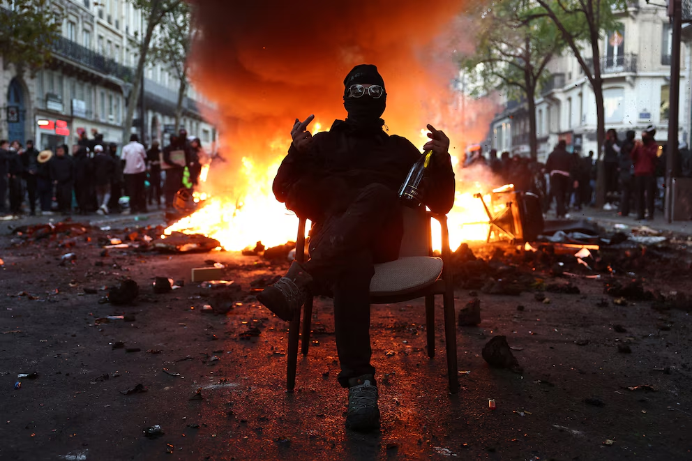 Francia bajo tensión: masivas protestas por el costo de vida dejaron 400 detenidos y graves disturbios
