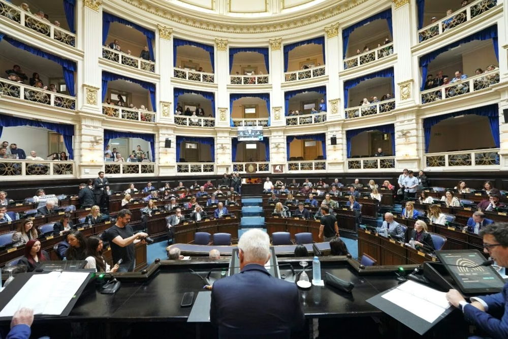 Aprobaron la Ley Ema contra el acoso digital y regularon el uso de celulares en las escuelas secundarias