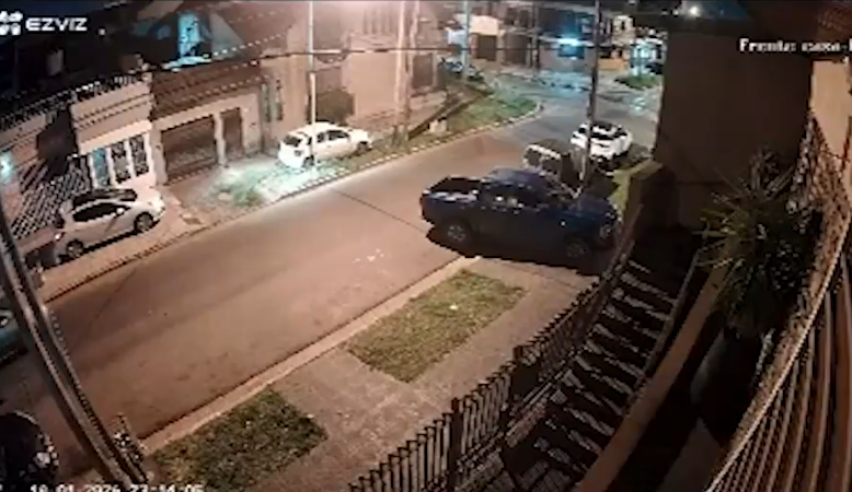 La Matanza: un delincuente de 25 años intentó robar un auto, lo atropellaron, fue trasladado a una casa y murió