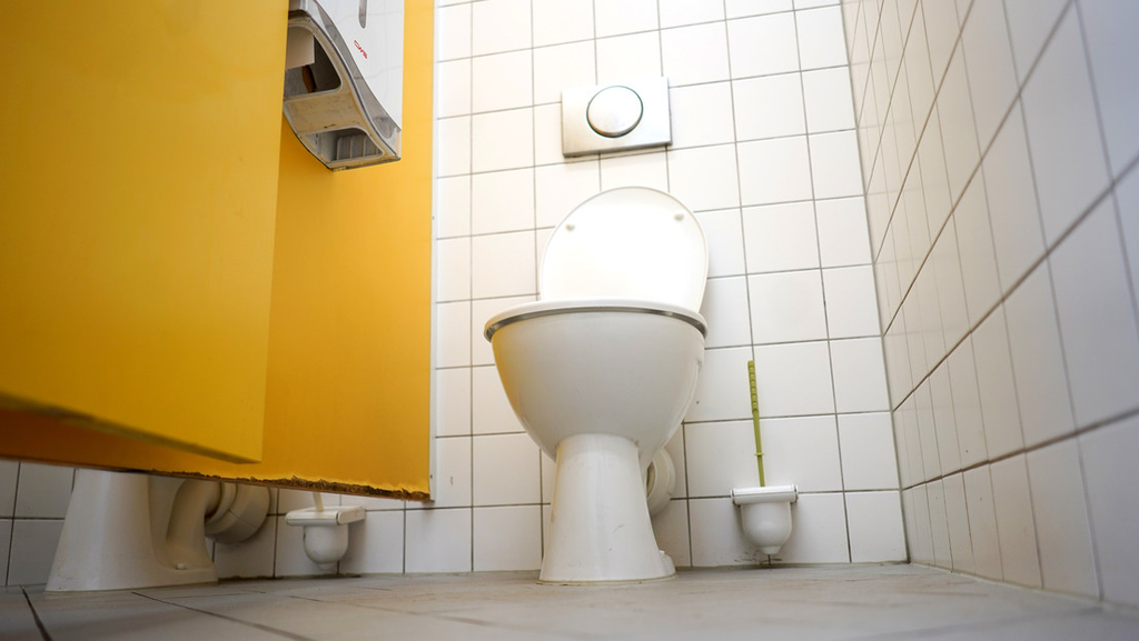 niña descubre cámara baño