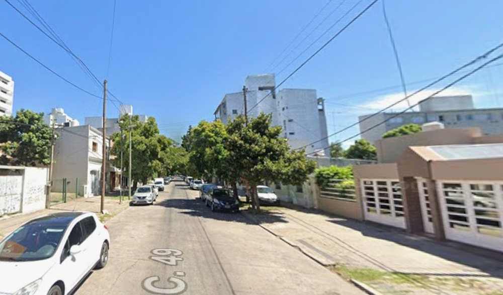 Investigan la muerte de una mujer hallada en una bañera en La Plata