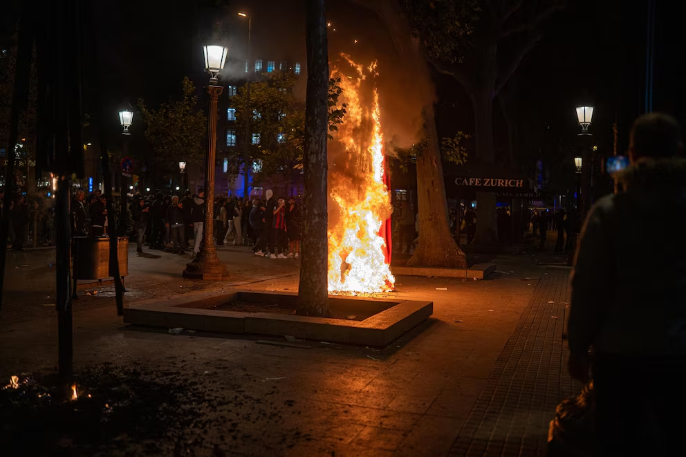 Violentas protestas en Barcelona dejaron cerca de 100 detenidos y 14 comercios vandalizados