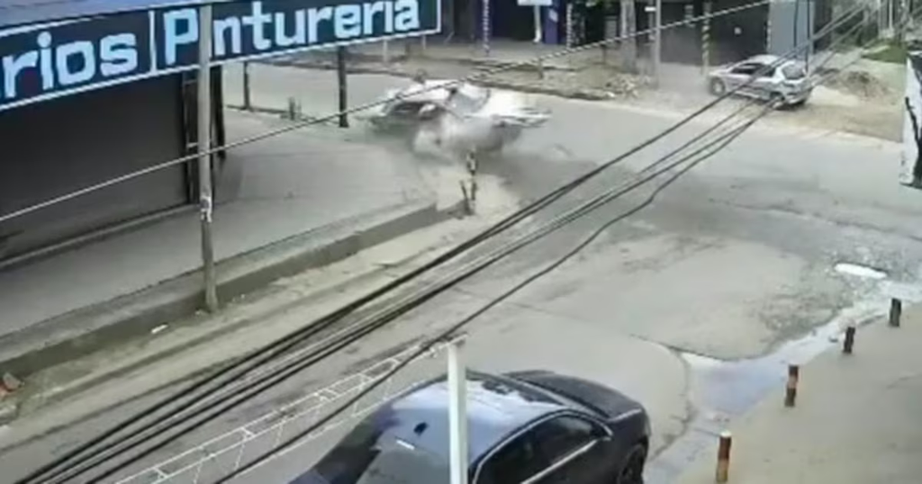 Lomas de Zamora: un hombre conducía a gran velocidad, volcó y terminó tendido sobre el asfalto