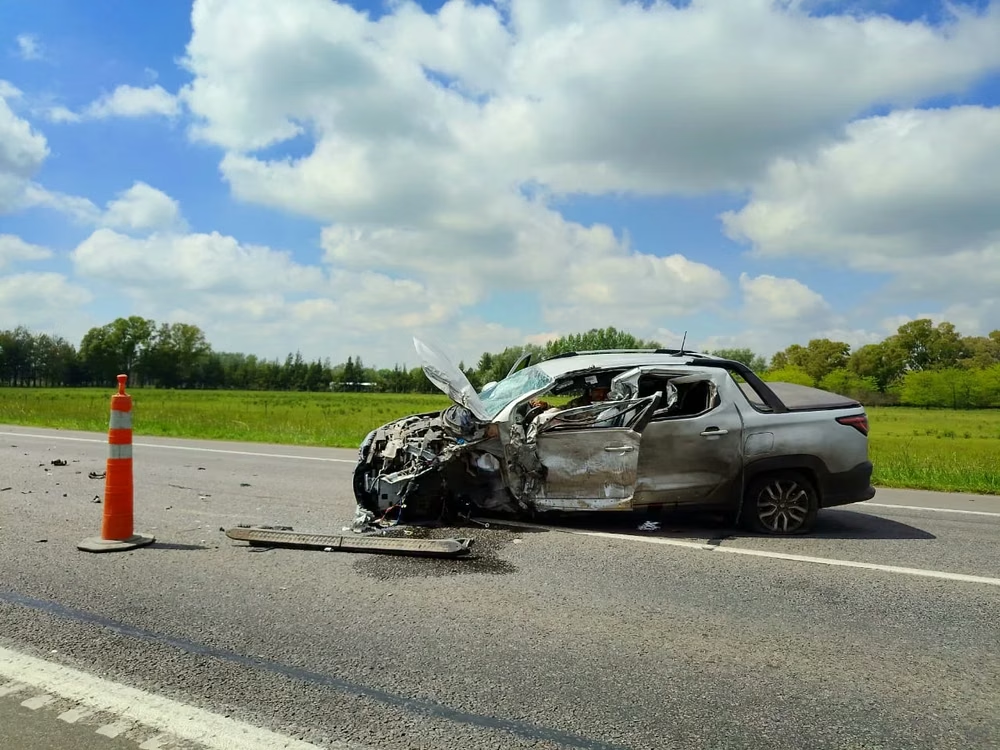 Tragedia en la Ruta 205: una mujer murió y su hermano resultó gravemente herido tras chocar contra un camión