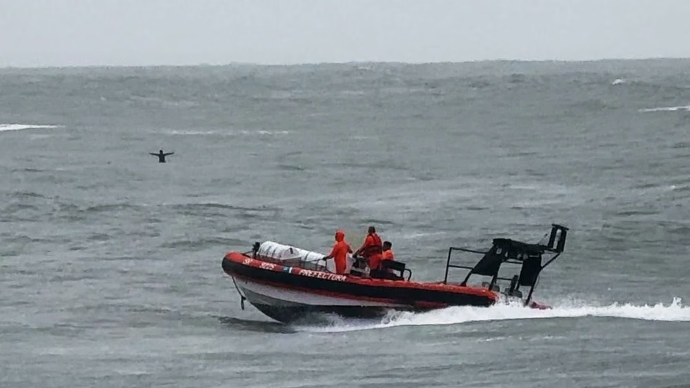 Rescataron a un kitesurfista de 18 años que quedó a la deriva en plena sudestada en Mar del Plata