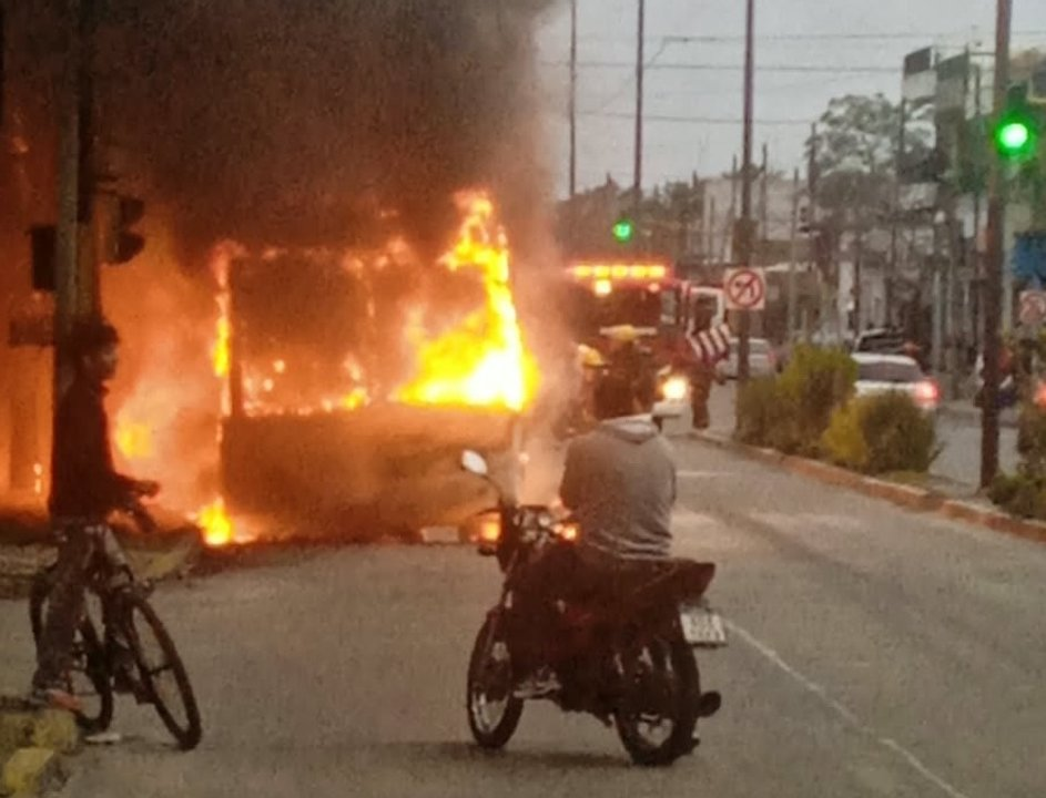 Se incendió un colectivo de la línea 219 en Berazategui y los pasajeros lograron escapar antes de que las llamas lo destruyeran